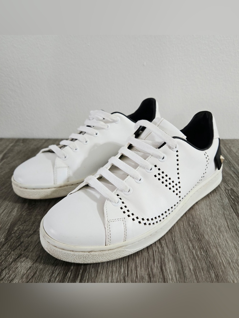 Valentino Garavani Leather Sneaker Backnet Rockstud White Black Women 7.5 V Logo